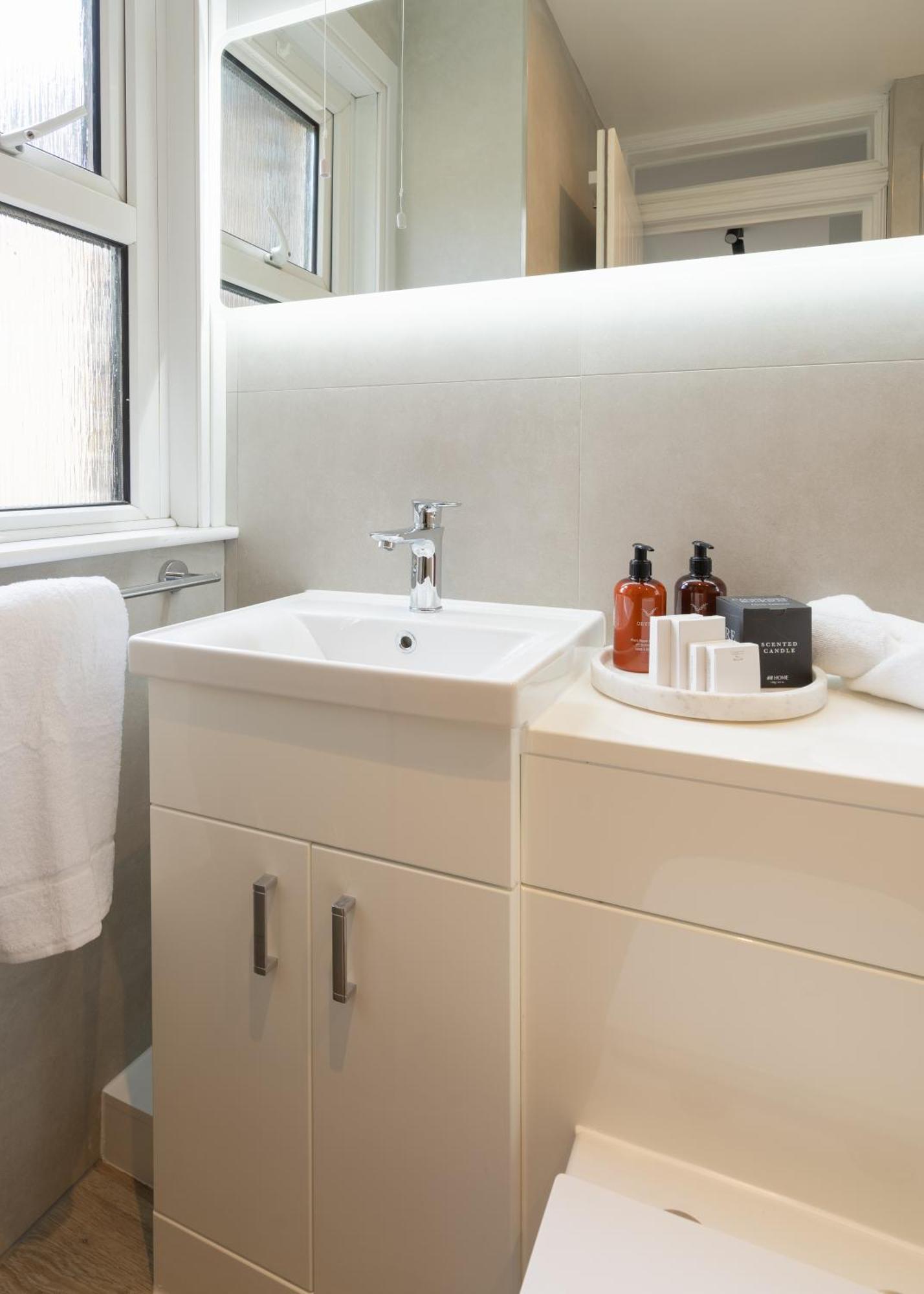 Newly Designed, 2Br Apt, 5Min From Northwood London Tube Station, Nato Hq, Ideal For Wembley, Warner Studio, Contractors Εξωτερικό φωτογραφία