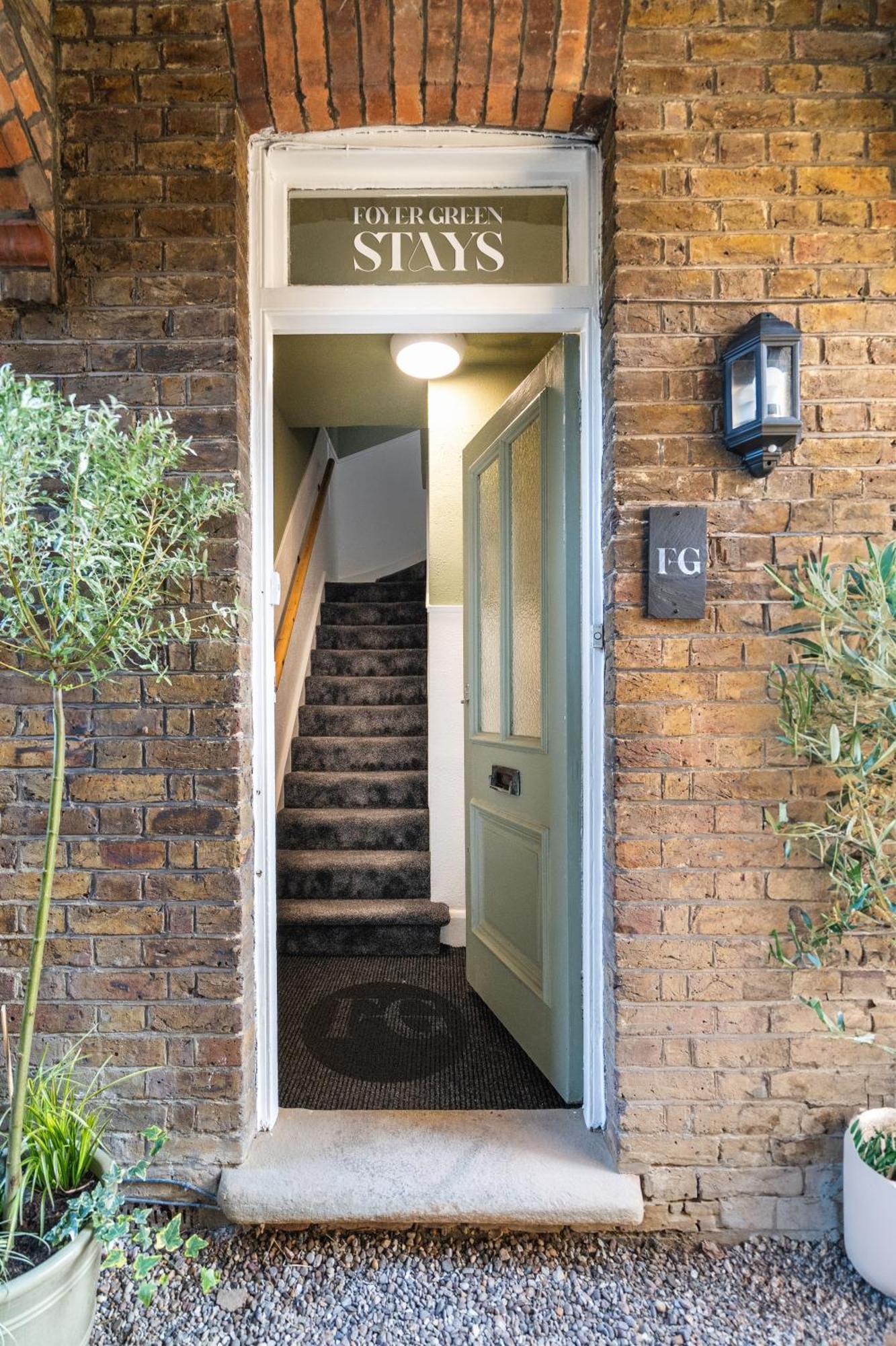 Newly Designed, 2Br Apt, 5Min From Northwood London Tube Station, Nato Hq, Ideal For Wembley, Warner Studio, Contractors Εξωτερικό φωτογραφία